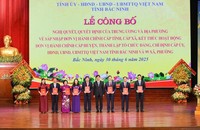Chủ nhiệm Ủy ban Kiểm tra Trung ương Nguyễn Duy Ngọc trao quyết định cho lãnh đạo tỉnh Bắc Ninh mới.