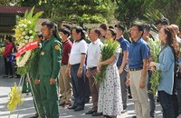 Đoàn công tác Báo PLVN dâng hương dâng hoa tri ân các anh hùng liệt sĩ, TNXP đã ngã xuống tại Ngã ba Đồng Lộc.