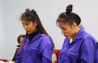 Ven Thị Hoài (trái) và Cụt Thị Ngọc mỗi người nhận 12 năm tù giam.