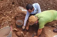 Các nhà khảo cổ học đang tiến hành khai quật tại di chỉ khảo cổ học Quỳnh Văn.