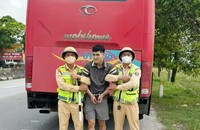 Lực lượng CSGT Công an Nghệ An khống chế, bắt giữ đối tượng.