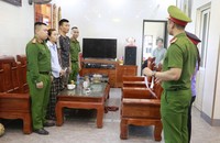 Cơ quan điều tra tiến hành khám xét nhà hai đối tượng cầm đầu trong đường dây.