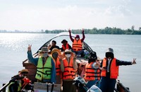Đi đò sang "ốc đảo" Hồng Lam là trải nghiệm được nhiều bạn trẻ yêu thích.