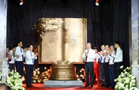 Tổng Bí thư Tô Lâm trao tặng tác phẩm điêu khắc ánh sáng “Việt Nam - những trang sử vàng” cho Khu Di tích Quốc gia đặc biệt Kim Liên. Ảnh: Thành Cường