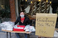 Anh Khánh cùng vợ phát khẩu trang miễn phí cho mọi người.