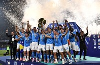 HLV Conte ăn mừng chức vô địch Serie A cùng các cầu thủ (Ảnh: Napoli)