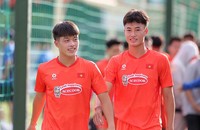 Quốc Việt (trái) được đánh giá là tay săn bàn tốt ở các giải trẻ. (Ảnh VFF)