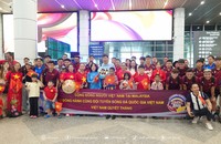 Đội tuyển Việt Nam được cổ động viên chào đón tại Malaysia. (Ảnh VFF)
