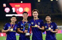 Hai Long cùng các đồng đội trong trận gặp MU tại Malaysia (Ảnh: VFF)
