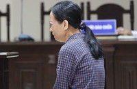 Bị cáo Nguyễn Thị Huế bật khóc nghẹn ngào tại tòa.