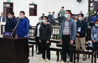 Các bị cáo tại phiên tòa sơ thẩm.