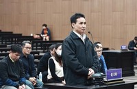 Bị cáo Trần Tùng và các bị cáo khác tại phiên tòa sơ thẩm.