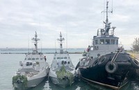 3 tàu Ukraine bị lai dắt về cảng Kerch ở bán đảo Crimea sau khi bị lực lượng an ninh Nga bắt giữ ngày 25/11. (Ảnh: TASS)