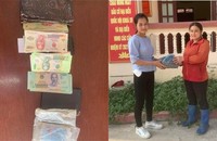 Chị Ngô Thị Phương (áo xanh) trả lại tài sản chị Vũ Thị Thuỳ Dung đánh rơi. Ảnh: Công an tỉnh Bắc Giang.