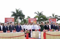 Chủ tịch nước Nguyễn Xuân Phúc dự Lễ thượng cờ 'Thống nhất non sông'