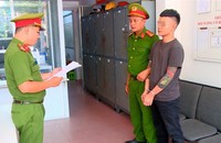 Lực lượng Công an công bố quyết định tạm giữ đối tượng Võ Quốc Việt.