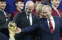 Tổng thống Putin tươi cười vì tổ chức Cúp Bóng đá Thế giới thành công vượt bậc