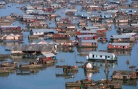 Các gia đình nuôi cá trên Biển Hồ