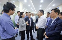 Bộ trưởng Bộ Y tế Nguyễn Thị Kim Tiến trao đổi với các bác sĩ của Trung tâm Giám định BHYT và Thanh toán đa tuyến phía Bắc, BHXH Việt Nam