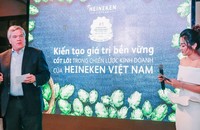 Ông Leo Evers, Tổng Giám đốc Điều hành HEINEKEN Việt Nam trình bày Báo cáo phát triển bền vững lần thứ 5