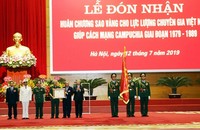 Thường trực Ban Bí thư Trần Quốc Vượng trao Huân chương Sao Vàng tặng Lực lượng chuyên gia Việt Nam giúp cách mạng Campuchia, giai đoạn 1979-1989.