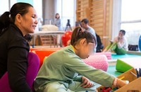 Phục hồi chức năng cho trẻ bại não. Ảnh minh họa.