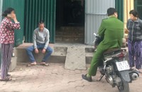Anh Trần Anh Dũng (người ngồi) sau khi bị các đối tượng đến đòi nợ em dâu đánh đập