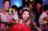 Ánh Ngọc hạnh phúc khi được đăng quang hoa hậu.