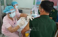 Cán bộ y tế tiến hành tiêm vaccine ngừa COVID-19 cho cán bộ biên phòng Tây Ninh. Ảnh TTXVN.