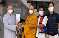 Thượng tọa Thích Thanh Phong, ông Hải trao chìa khóa căn nhà đến Ni sư Thích nữ Huệ Tuyến.