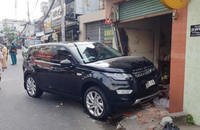 Tin giao thông đến sáng 10/11: Xe tải tông gãy lan can cầu, rơi xuống sông; Ô tô Range Rover đâm sập tường, 1 người đi bộ tử vong