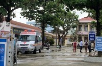 Lực lượng chức năng đang phong tỏa tạm thời, lấy mẫu và truy vết tại Trường tiểu học Trưng Vương.