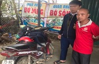 Đặng Văn Đồng và chiếc xe của nạn nhân mà y đã lấy sau khi gây án.
