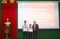 Ông Nguyễn Văn Hưng- Giám đốc Sở Tư pháp Thừa Thiên Huế - Chủ tịch Hội đồng thi trao giải Nhất cho các em học sinh.