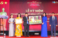 Phó Chủ tịch nước Võ Thị Ánh Xuân trao tặng Bằng khen của Thủ tướng Chính phủ cho tập thể Bệnh viện Trung ương Huế.