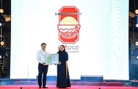 Ông Nguyễn Thanh Bình, Phó Chủ tịch Thường trực UBND TP Huế trao chứng nhận nhãn hiệu "Huế- Kinh đô ẩm thực" cho Sở Du lịch.