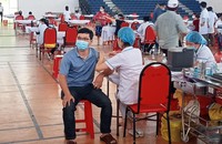 Người dân Bình Định tiêm vaccine phòng COVID-19.