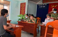 Cơ quan chức năng làm việc với ông H. Ảnh: Báo Khánh Hòa.