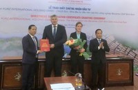 Ông Nguyễn Phi Long (trái) trao giấy chứng nhận đăng ký đầu tư cho đại diện Tập đoàn Kurz.