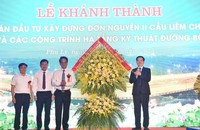 Phó Thủ tướng Mai Văn Chính tặng hoa chủ đầu tư dự án.