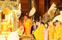 Cung tiễn xá lợi Đức Phật từ chùa Tam Chúc về tôn trí tại chùa Bái Đính.