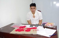 Đối tượng Dương Hoài Nam cùng tang vật.