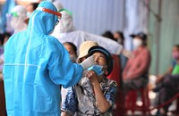 Lấy mẫu xét nghiệm COVID-19 ở Đà Nẵng.