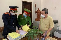 Cơ quan Cảnh sát điều tra, Công an tỉnh Quảng Bình khám xét nơi làm việc của ông Đặng Hữu Quang.