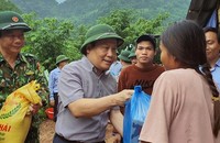 Bí thư Tỉnh ủy Quảng Bình Vũ Đại Thắng tặng quà cho người nghèo tại xã Trường Sơn (tháng 10/2020).