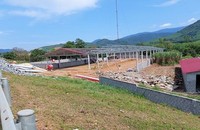Nhà xưởng mọc lên “đón đầu” chờ đền bù dự án cao tốc Bắc-Nam đoạn qua xã Quảng Hợp.