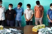 Nhóm 8 đối tượng bị bắt cùng tang vật.
