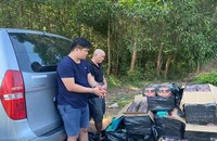 Nguyễn Văn Hoành và Nguyễn Quốc Thịnh cùng tang vật là 550 kg pháo hoa nổ trái phép.