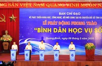 Các đại biểu bấm nút phát động phong trào “Bình dân học vụ số”.