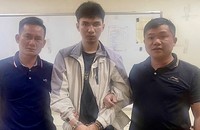 Đối tượng Tưởng Tuấn Anh (ở giữa) tại trụ sở Công an.